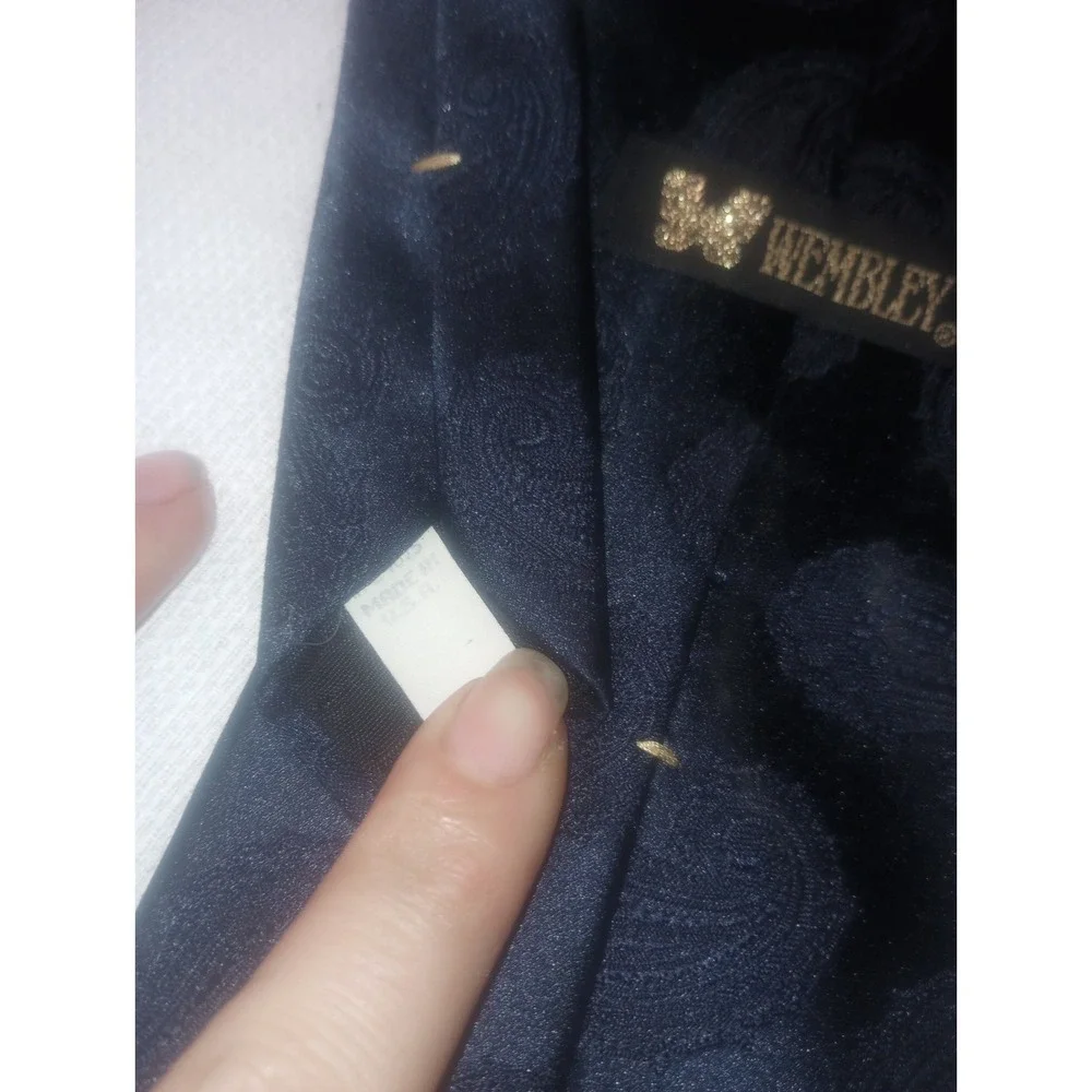 Wembley Dark Blue Paisley Pattern Silk And‎ Polyester USA Tie Classic